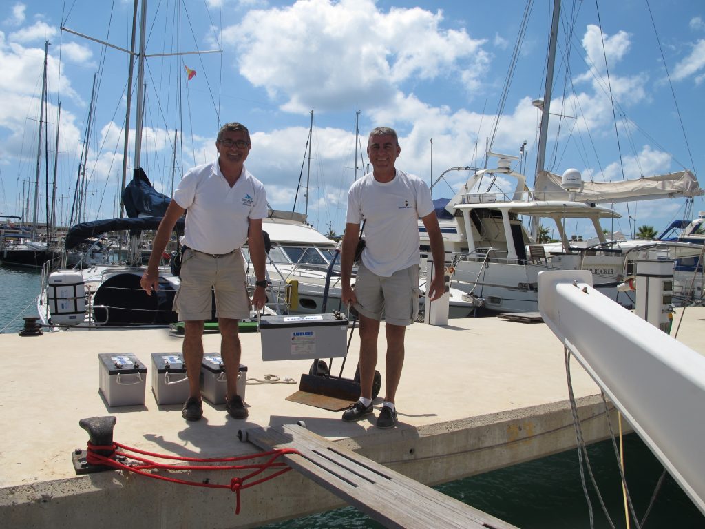 To staute "marineros" kom å hentet 4 blytunge batterier.