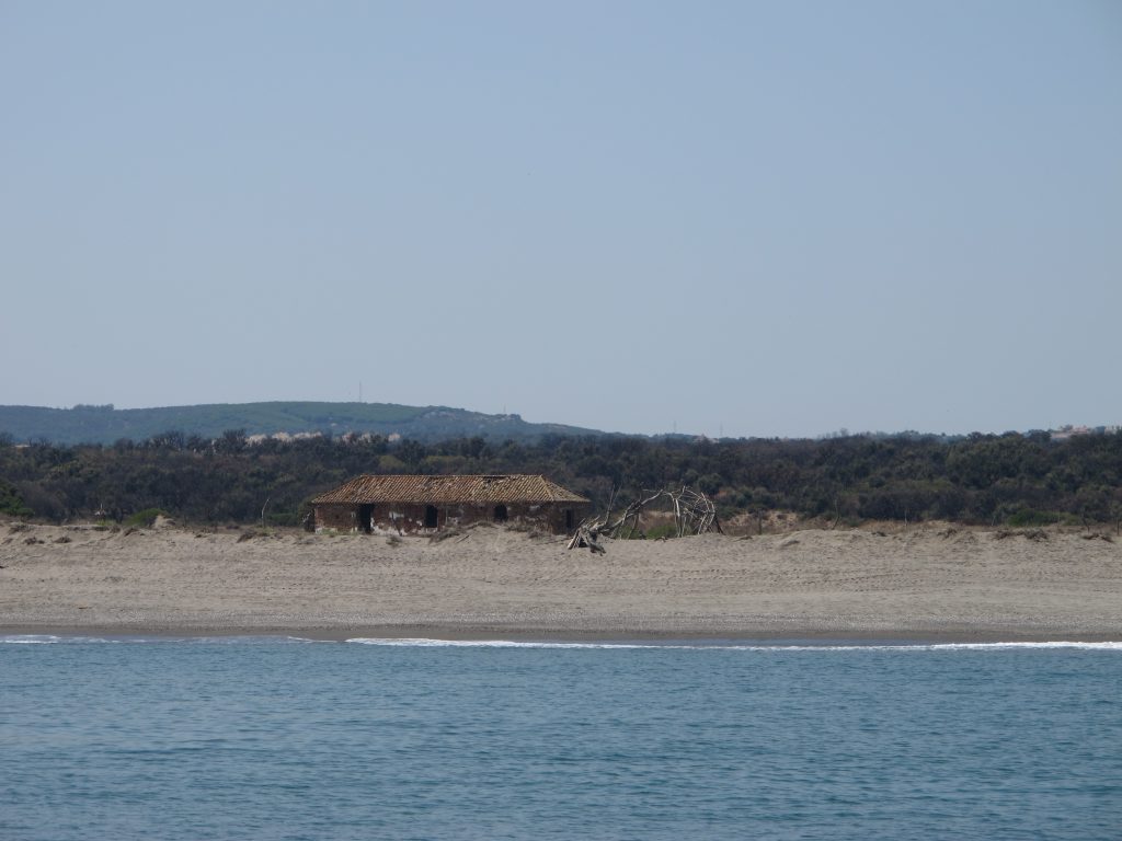 En stall på stranden hindrer ikke oss i å bade og kose oss en liten stund.