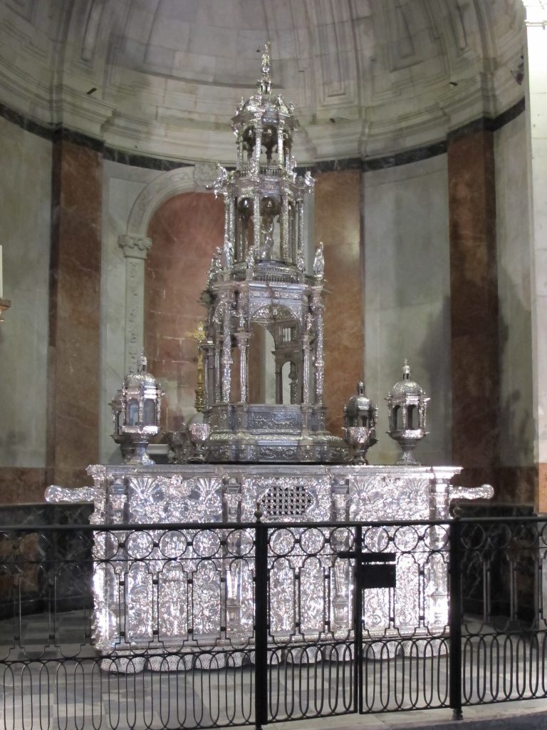 Sølvsmedene i Càdiz har laget dette smykket til katedralen. Det er laget av kun sølv.