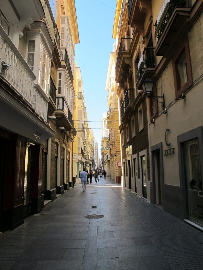 Trange gater på byvandringen i Càdiz.