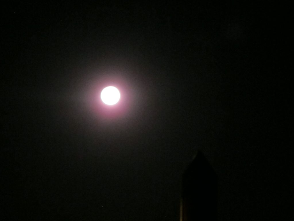 Og fullmånen lyser opp, selv om det visstnok skal bli måneformørkelse i natt.