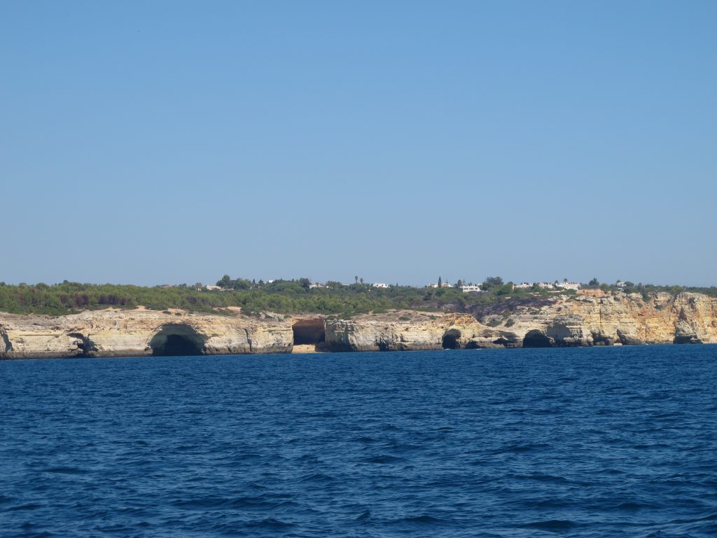 Vårt første glimt av Portugalkysten. Algarve. Gjennomhullet av huler.