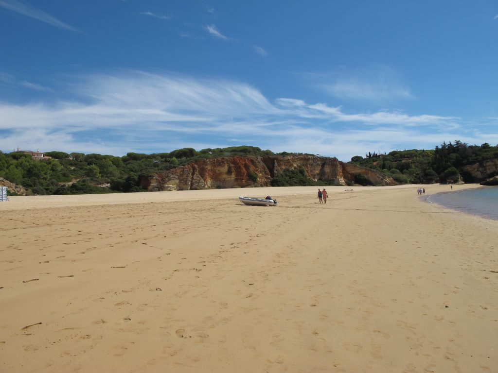 En lang lang lang strand. Det er bare å venne seg til det. Snart er vi i karibien.