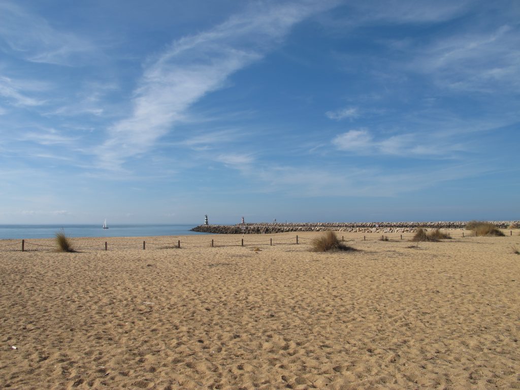 Stranden er "endeløs". Man kan velge å ligge i solstoler, eller i sanden litt utenfor flere barer.