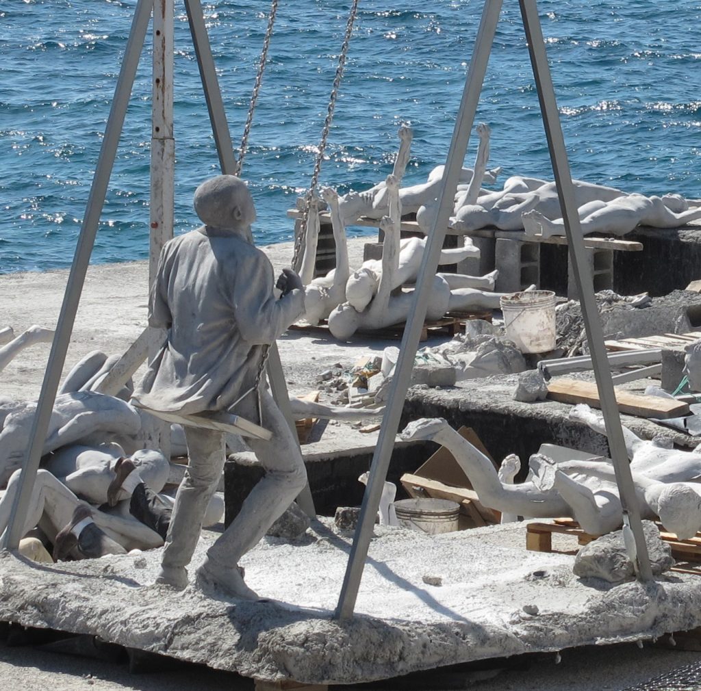 Her lages statuene til atlanterhavs museet. Det er et museum under vann, så man må dykke for å komme dit.