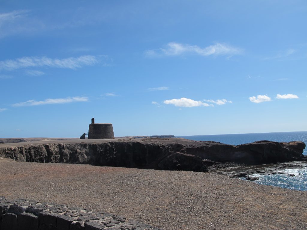 El Castillo o Torre del Àguila. Det eneste forsvarsverket de hadde på Lanzarote. 