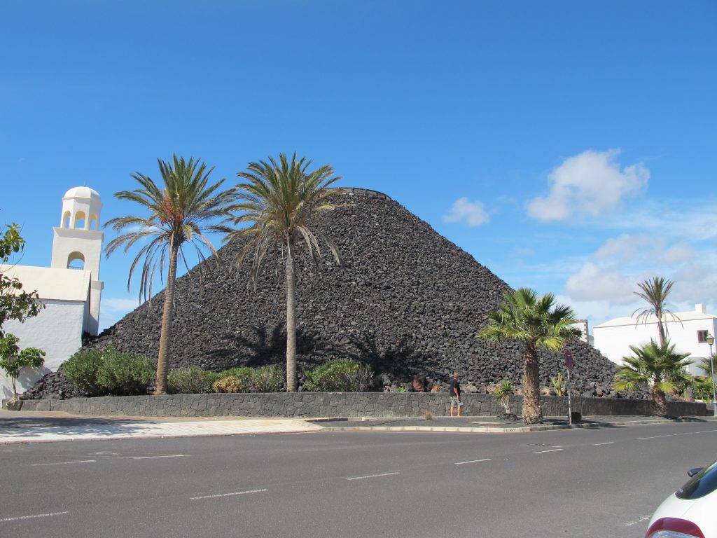 Dette er et 5 stjerners hotell som heter The Volcan Lanzarote. Taket er dekket av vulkansk stein.