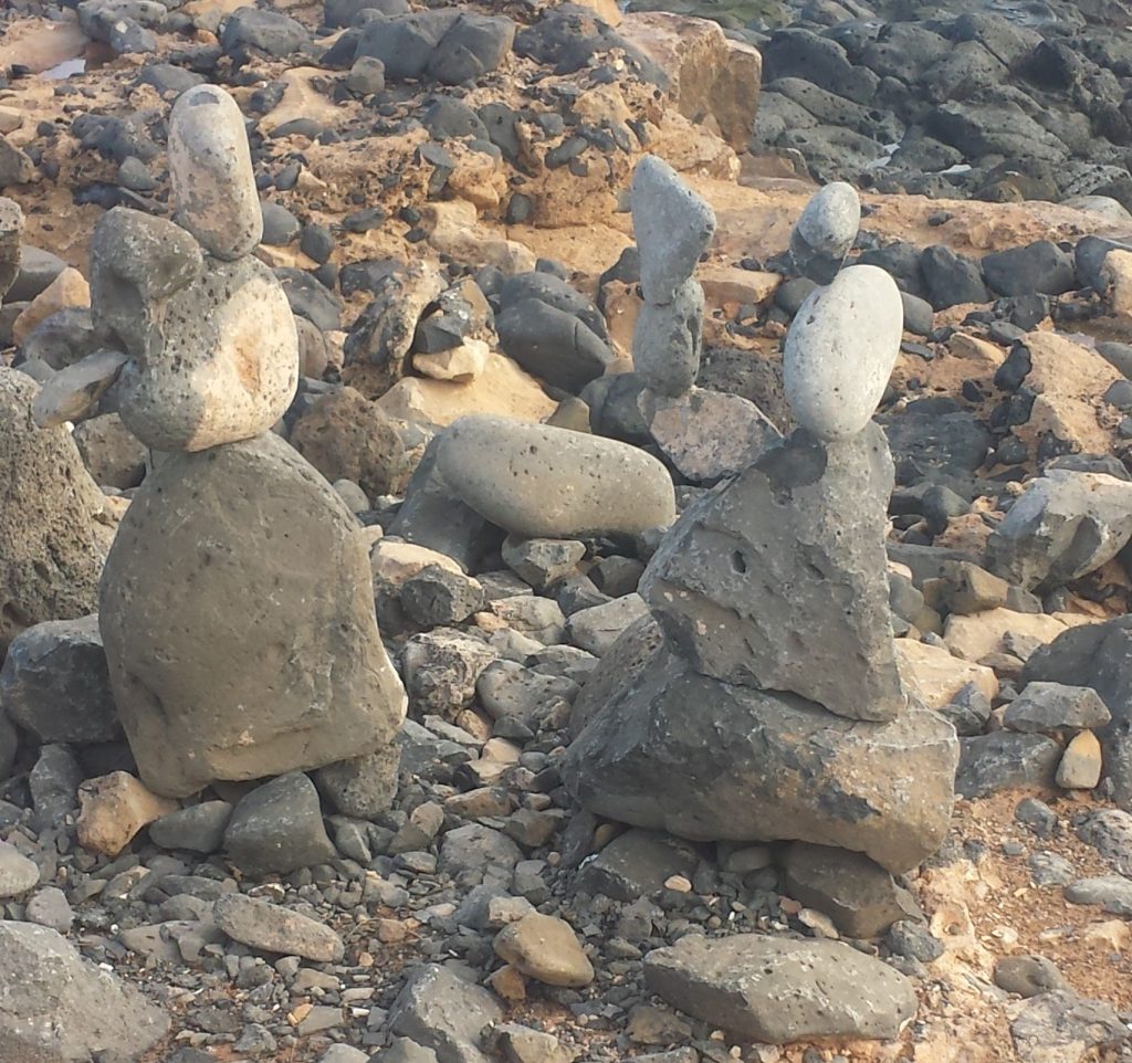 På et langt stykke av steinstranden rett ved marinaen, var det noen som hadde laget slike steinfigurer. Nesten som på Formentera. Men der er det turistene som har laget dem. Her er det kunstnere som hadde satt frem bøsser som du kunne putte penger på.