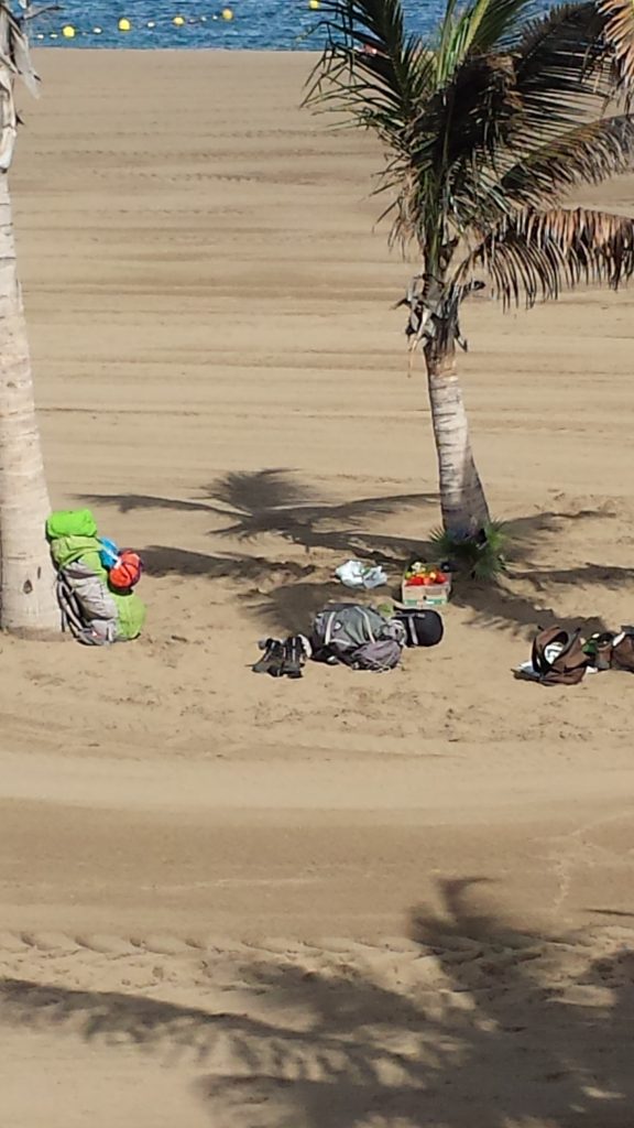 Under palmene på stranden har noen hippier slått seg ned. De er rundt å søker hyre. Kanskje de klarer å få det, selv med sitt merkverdige utseende. En av dem har kledd seg ut som Pikachu.