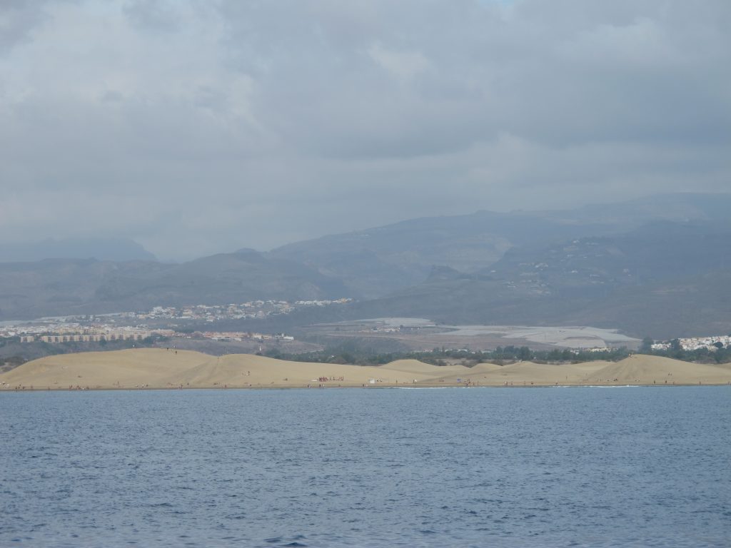 Vi seiler langs Maspalomas i grålysningen.