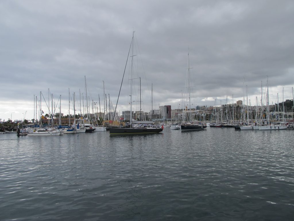 Den ene båten etter den andre forlater marinaen i Las Palmas. Vi skjønner ikke helt hvorfor enskrogs-båtene går ut med en gang, siden det er katamaran-klassen som starter først.