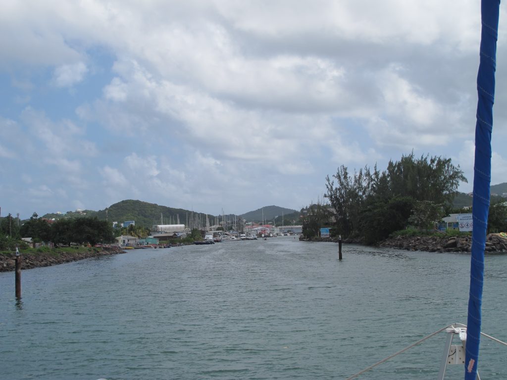 Kanalen inn til Rodney Bay. Den ser noe trang ut når vi er vant til det vide Atlanterhavet.