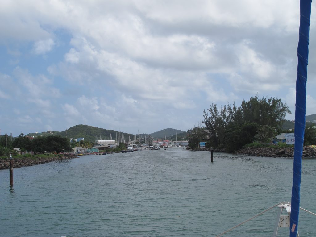 Kanalen inn til Rodney Bay. Den ser noe trang ut når vi er vant til det vide Atlanterhavet.