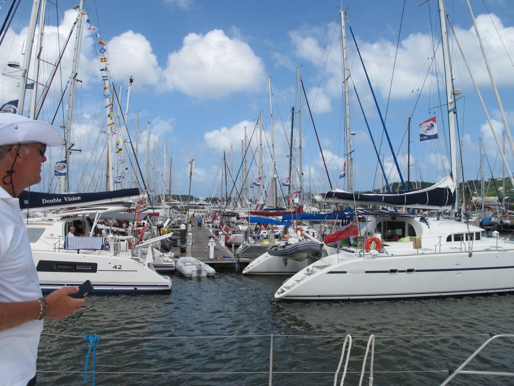 Og her er marinaen. De som hadde kommet inn før oss klappet og hoiet og blåste i horn. Kjempemorsomt, og stor ståhei.