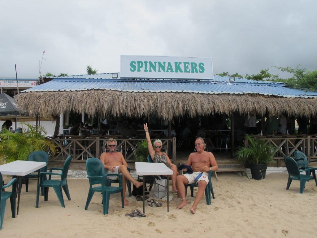 Endelig på plass i sanden foran Spinnakers.