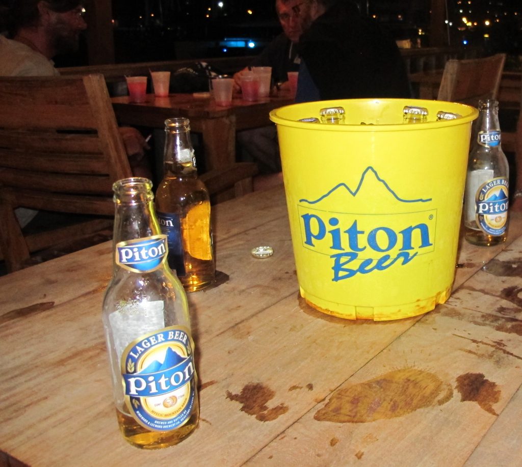 Robert spanderte en bøtte med Piton. Den beste pilsen i karibien.