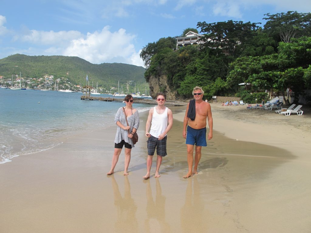 Vi rusler langs stranden.