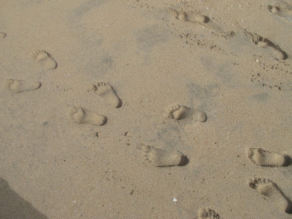 Og vi lager fotspor i sanden. Jeg tror at denne julen vil sette fotspor i manges hjerter
