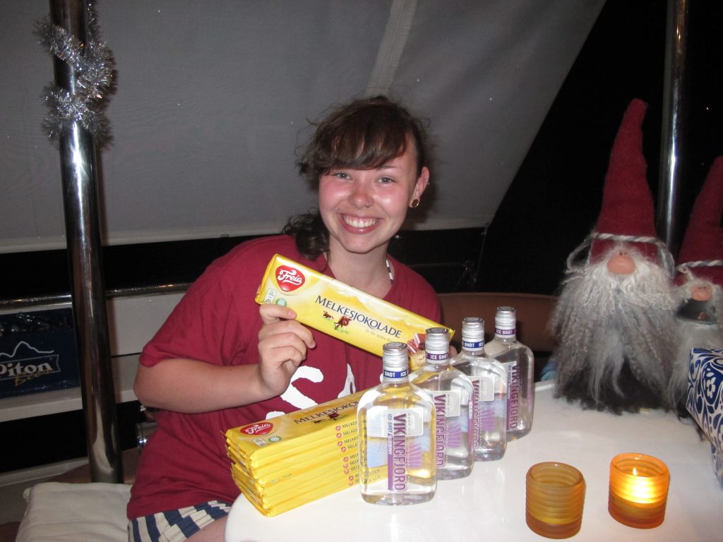 Ida er lykkelig over gaven fra Ole Martin. Norsk sjokolade og Vikingfjord.