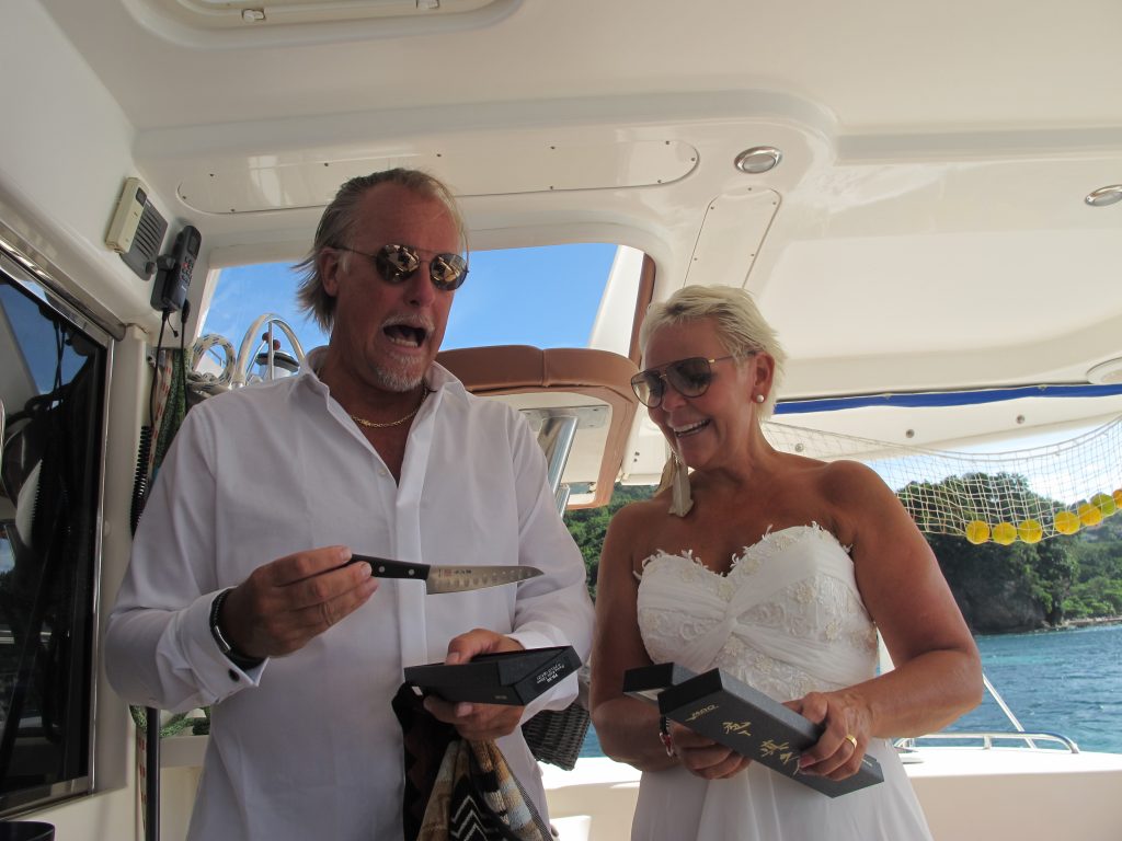 Før vi dro til land var det tid for bryllupsgaver. Eva, Anne-Brith og Inger hadde sendt med sushi kniver med Robert.