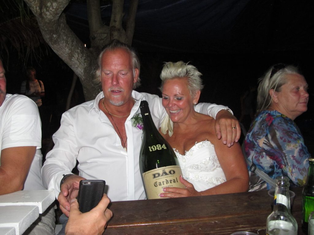 Herr og fru Mattsson koste seg også. De drakk ikke opp all vinen selv. Flere fikk smake. 