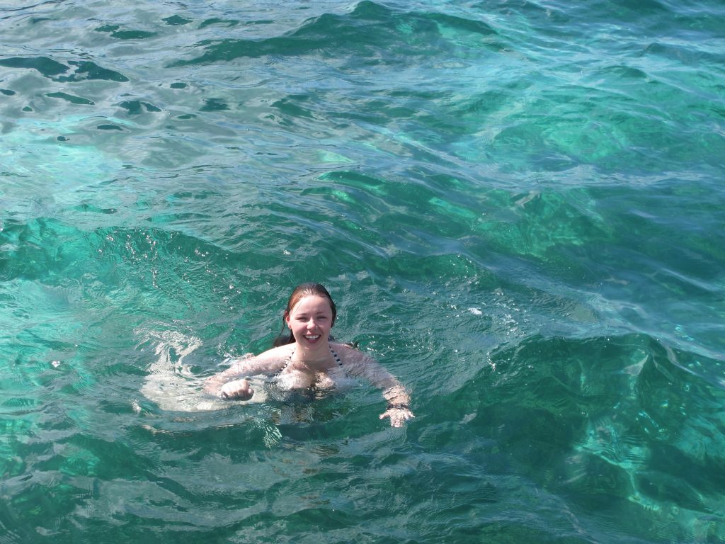 Ida nyter også det varme vannet i Admiralty Bay.