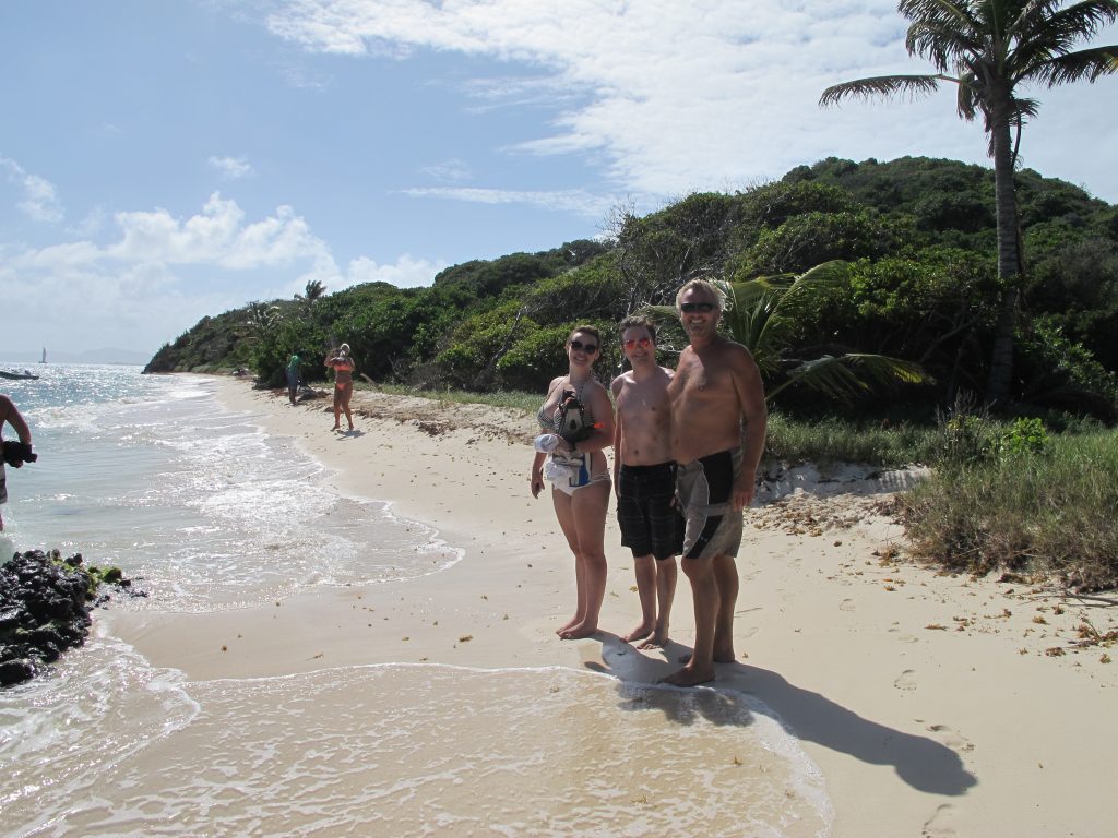 Det var vakkert på den andre siden av øya også, men her var vinden betydelig sterkere. Vi badet og snorklet litt der også.