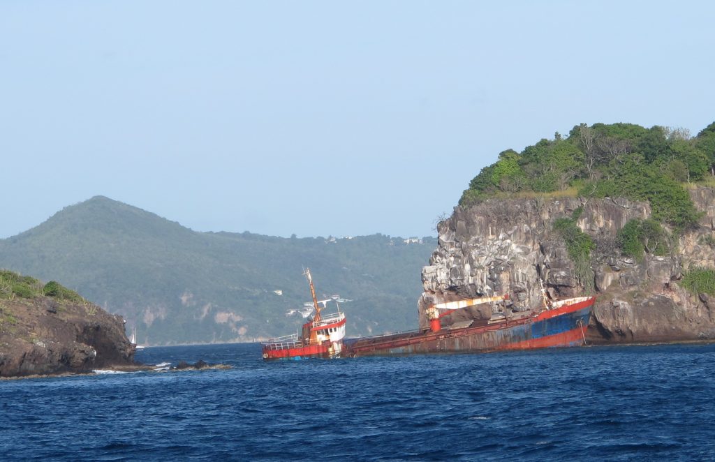 Dette synet møter oss i innseilingen til Admiralty Bay. Kanskje vraket ikke er blitt fjernet for å tjene som en advarsel. Vær forsiktig.