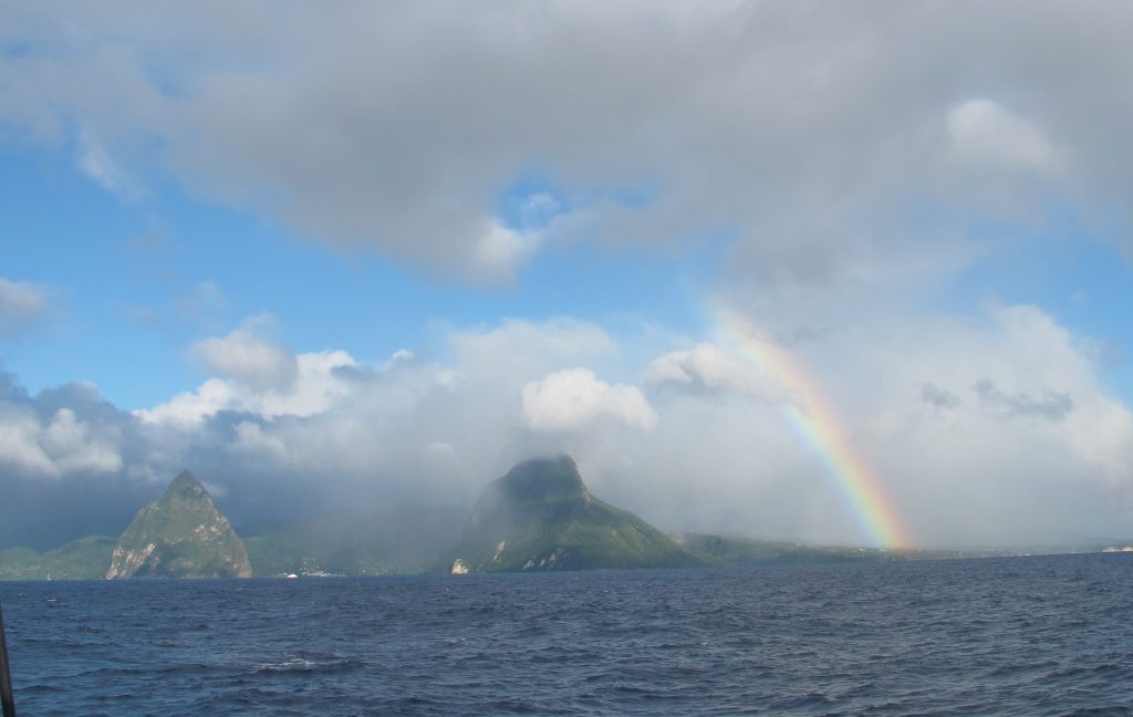 St. Lucia's Pitons innrammet av regnbue og skyer. Vakkert.