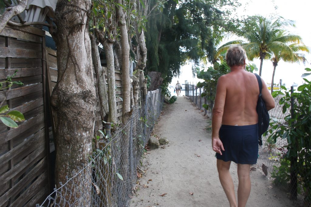 På enden av strandpromenaden fant vi denne stien ned til stranden. Men det førte bare til private strender og resorts tror vi. Alt var gjerdet inn iallefall. Utenom stranden.