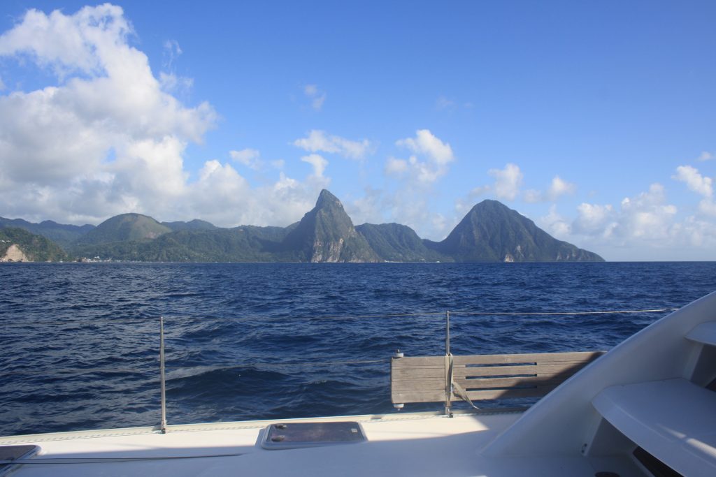 Så har vi atter en gang St.Lucia i sikte. Grand Piton og Petit Piton. (Foto: Rikke S. Bugge)