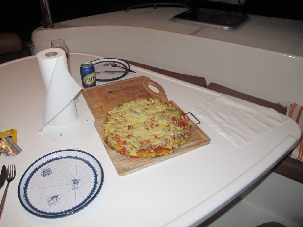 Pizza laget i den elektriske stekepannen. Steinar klarer det også.