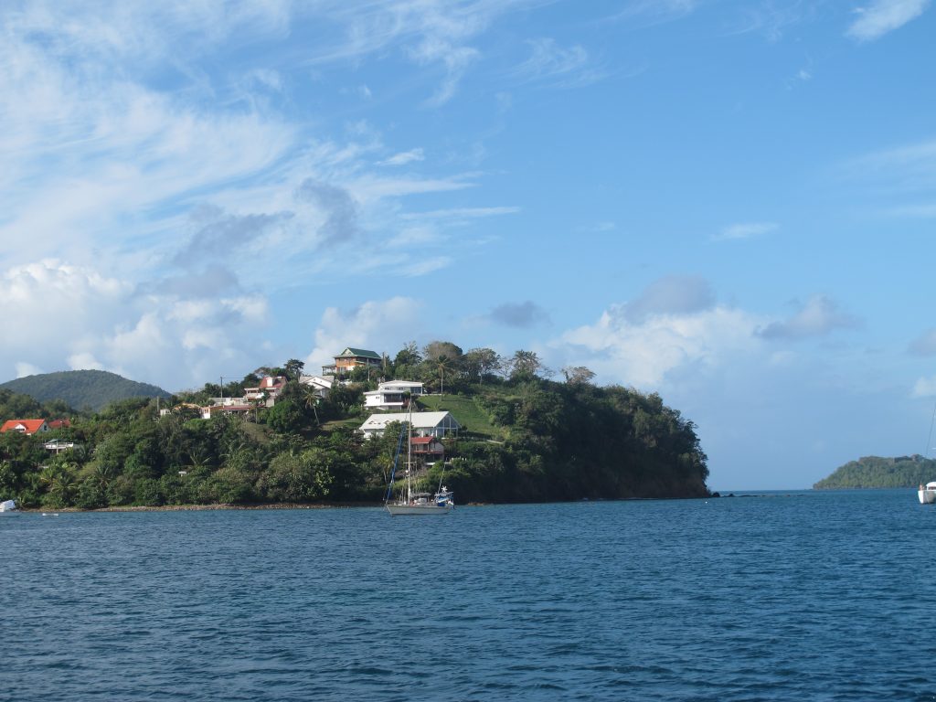 Vi er enige om at vi ikke hadde sagt nei til noen av disse boligene. Utsikten fra båten i Anse Mitan.