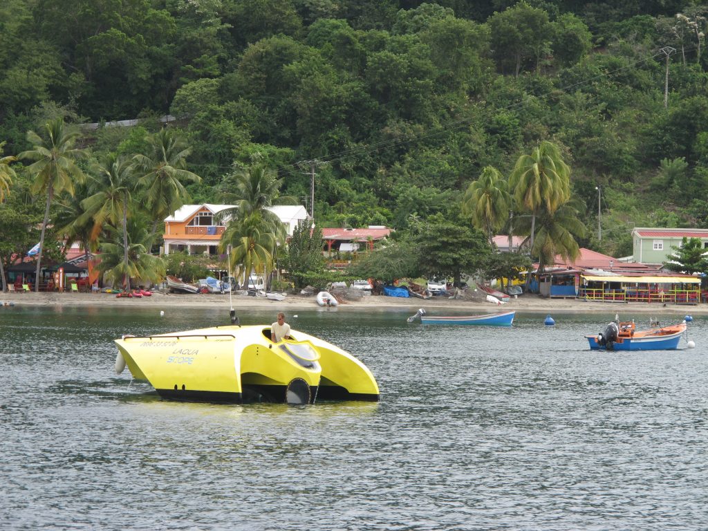 Der åpenbarte det seg denne fantastiske doningen. Vi ble ikke enige om hva det var. U-båt, eller triamaran, eller glass-bottom boat. Rar var den iallefall