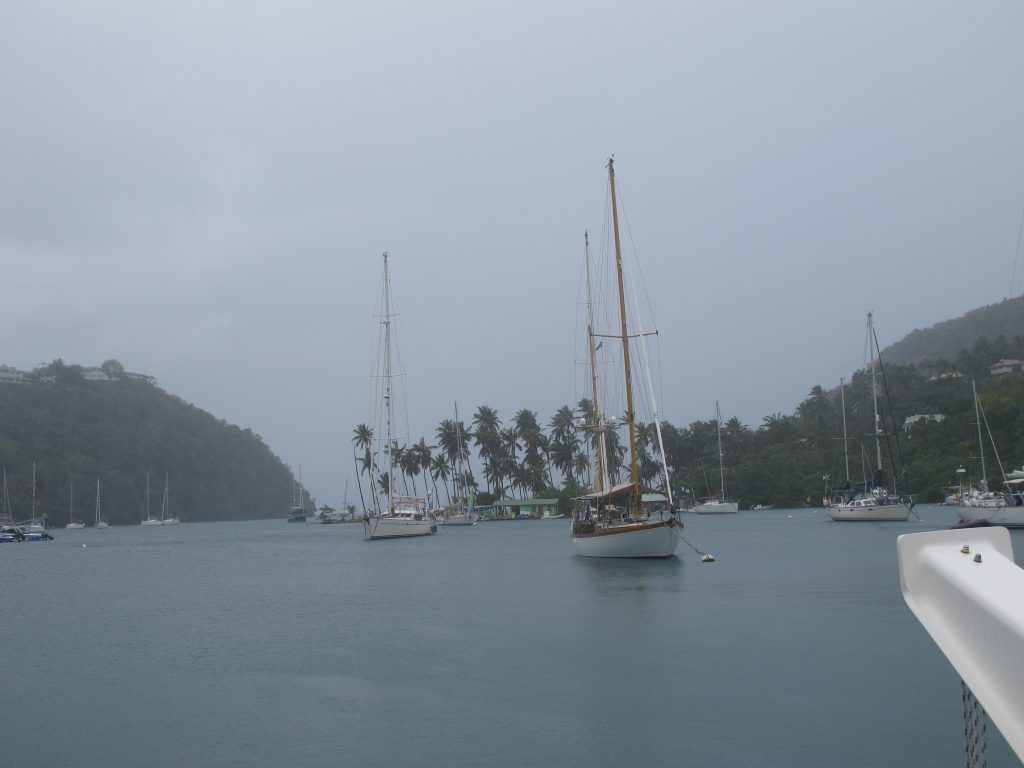 Litt mørkt og dystert i Marigot Bay denne morgenen. Men det regnet heldigvis ikke da vi fikk flytte Numa til en annen bøye. Til et litt vakrere sted.