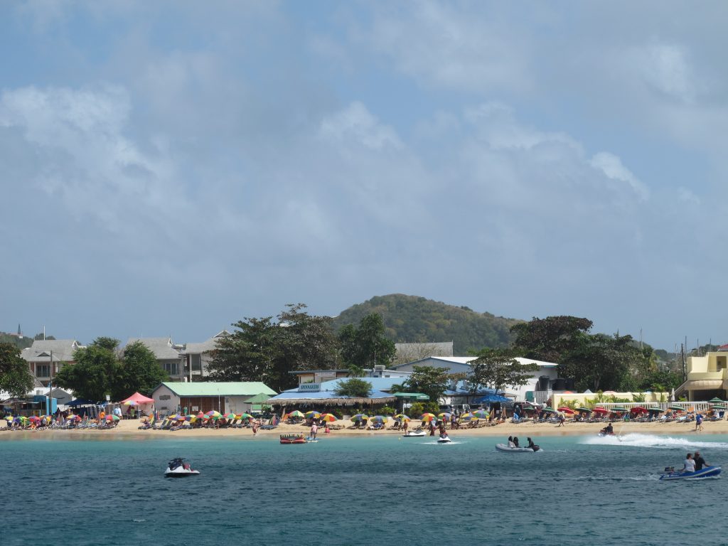 Reduit Beach med "Spinnaker" og yacht klubben.